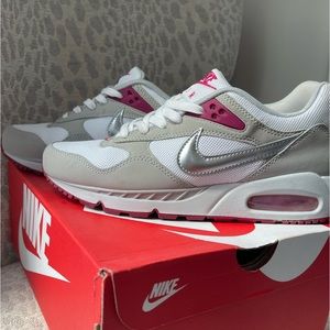 NIKE AIR MAX Correlate! Super cute sneakers!!!